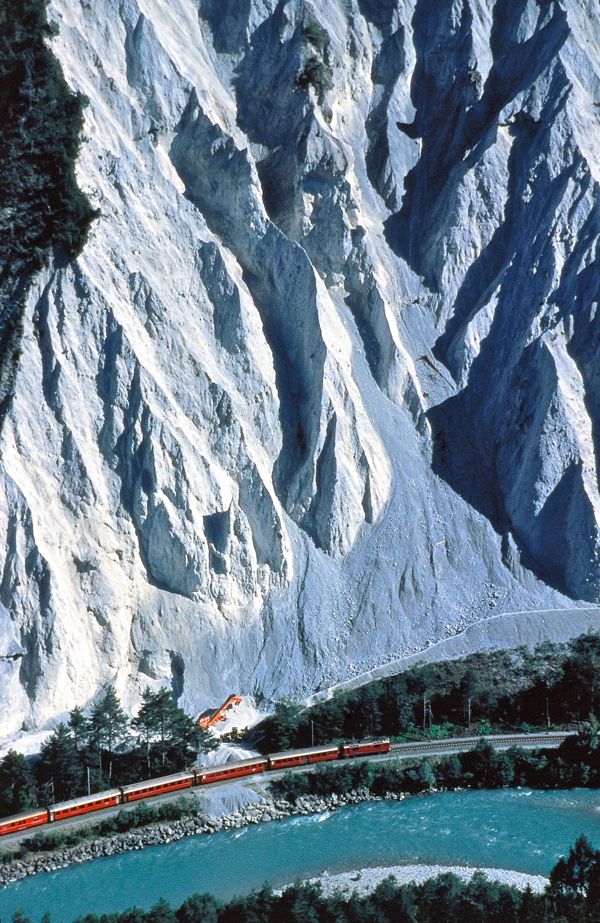 Bernina Express sotto il costone