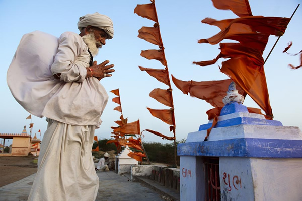 Sadhu praying gujarat_india Steve Mc Curry
