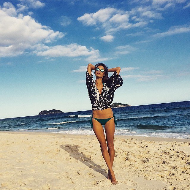 Rio - Alessandra-Ambrosio-Vacations-Rio-de-Janeiro