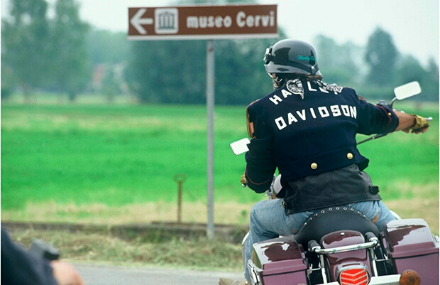 in moto sulla via Emilia