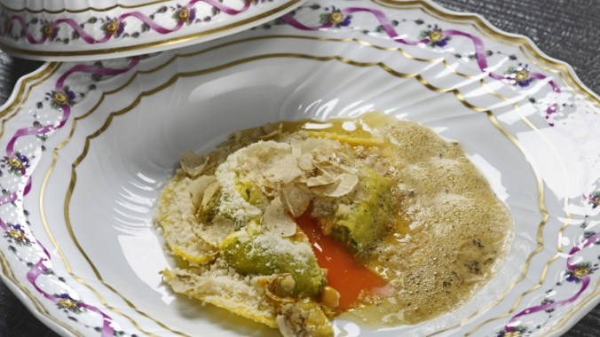 uovo-raviolo-san-domenico-ai-tartufi-bianchi
