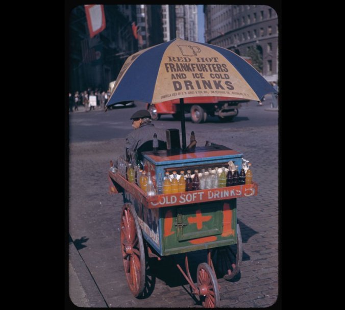 ny-portable-soft-drink-stand-at-bowling-green-1942